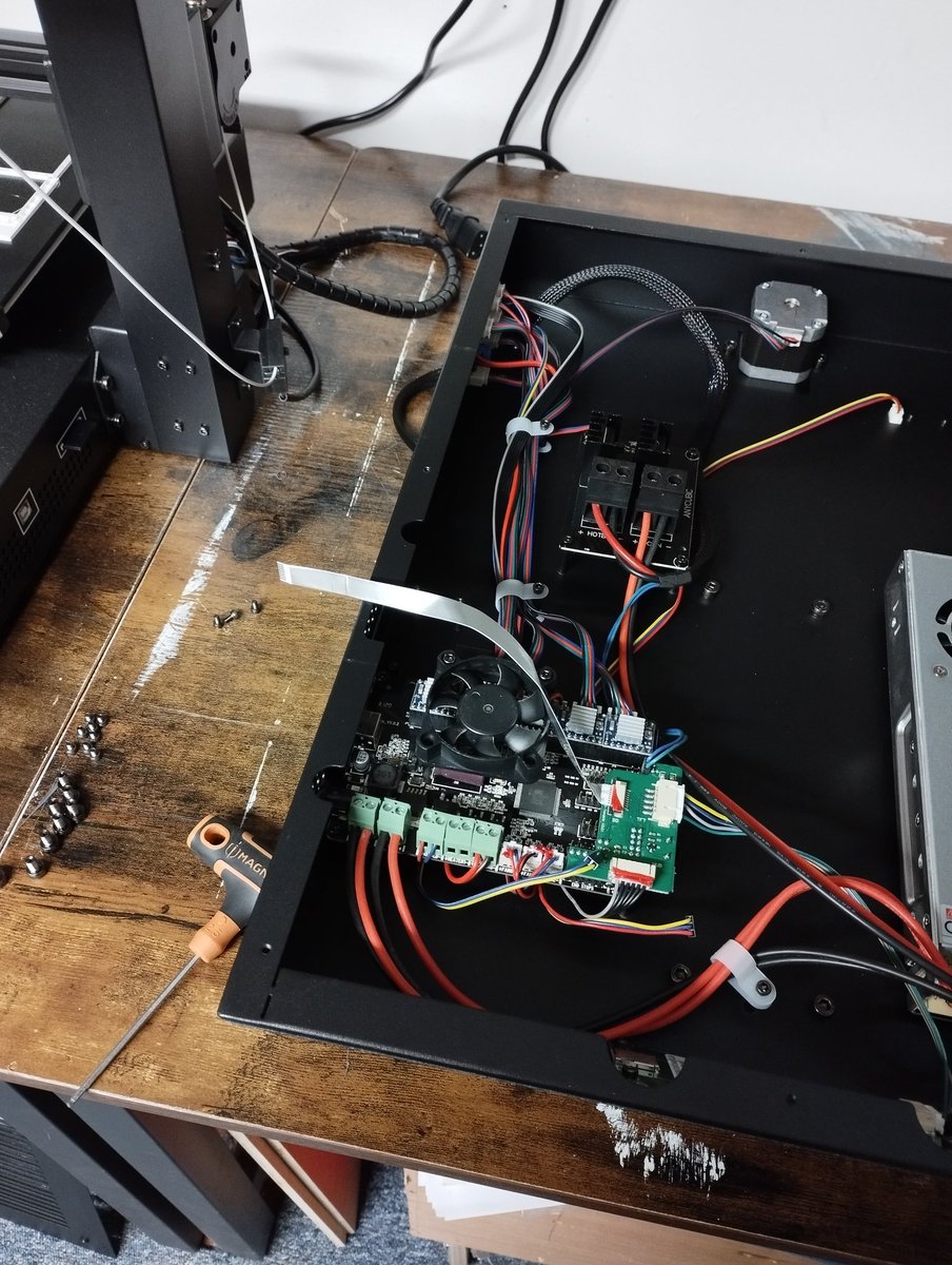 SubbuteoMill's tweet photo. They are all at it now!!! 🤬 Not how I like to spend my Saturdays! #3dprinterrepair #3dprinting https://t.co/hnJdPVeYVW