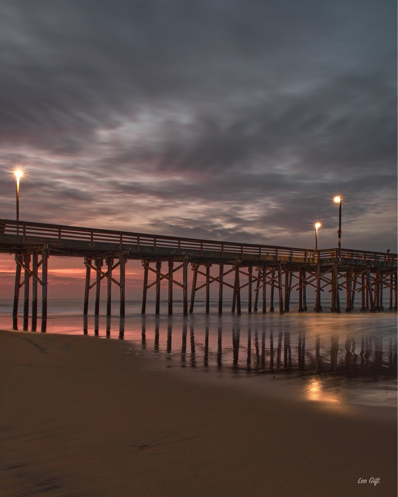 Sunrise on New port pier. 

#anerdshoots #newportbeach #newportbeachpier 
.
.
.
.
.
#californiadreaming #calilove #californiacoast #socalbeaches #sunrisebeachwalk #losangelesgrammers #exploresocal  #fujixt3  #visitcalifornia #caliinviteyou #california #l… instagr.am/p/CnZ6XtDBNRE/