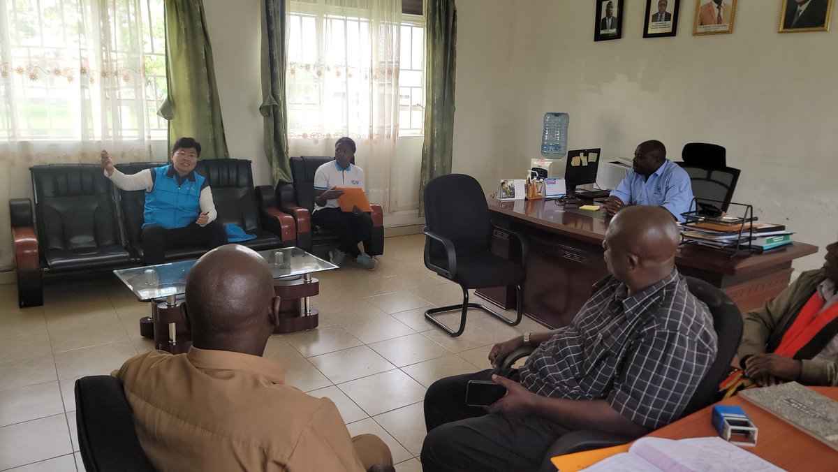 KopiaUganda's tweet photo. Field visit to Kachwekano Zardi, Kabale and Rwebitaba Zardi, Fortportal, at which contract signing for the new Screen houses for both regions was done and also some potato growers were visited to check on their progress. https://t.co/IYBeCUfC9r