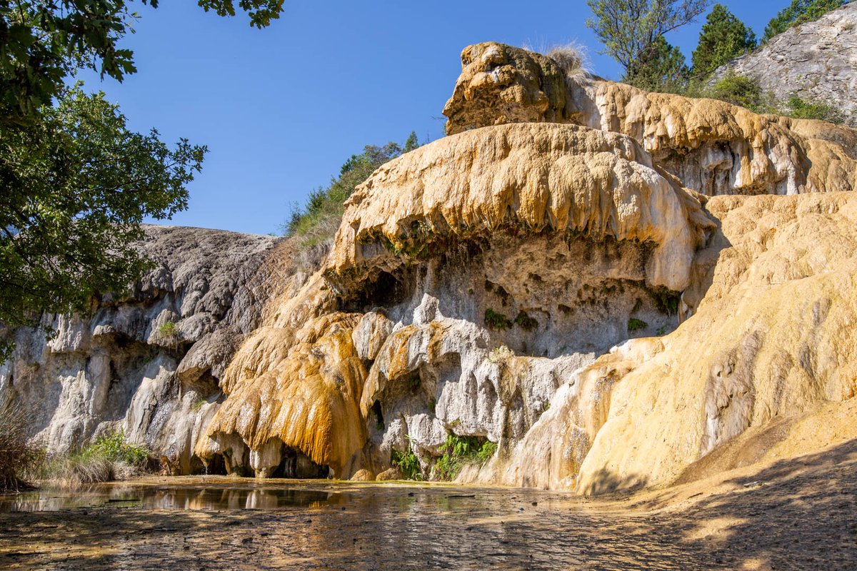 floW_motion's tweet photo. I had never thought of it that way either. In #Southern #France, in the #HauteProvence there is a #dripstone formation on the surface. Unfortunately, this has already been quite affected, but still a great sight.
#adventure #travel #photography #caving #wondersoftheworld https://t.co/pyvfEooMnA