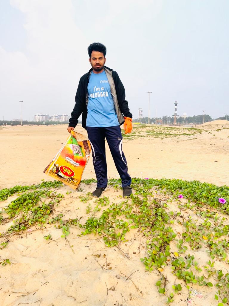 SATTVIC_SOUL's tweet photo. 1/2) Drive No - 329
Plogging on New year's eve🌅, Paradeep, Odisha 

Our hardworking volunteers partied with the sands celebrated new year by Plogging the Paradeep sea beach and collected 150 kgs of trash and 30 alcohol bottles.

#SDG13 

@CollectorJspur @SilonaSai @punarbashu https://t.co/bU2sc7T9NJ