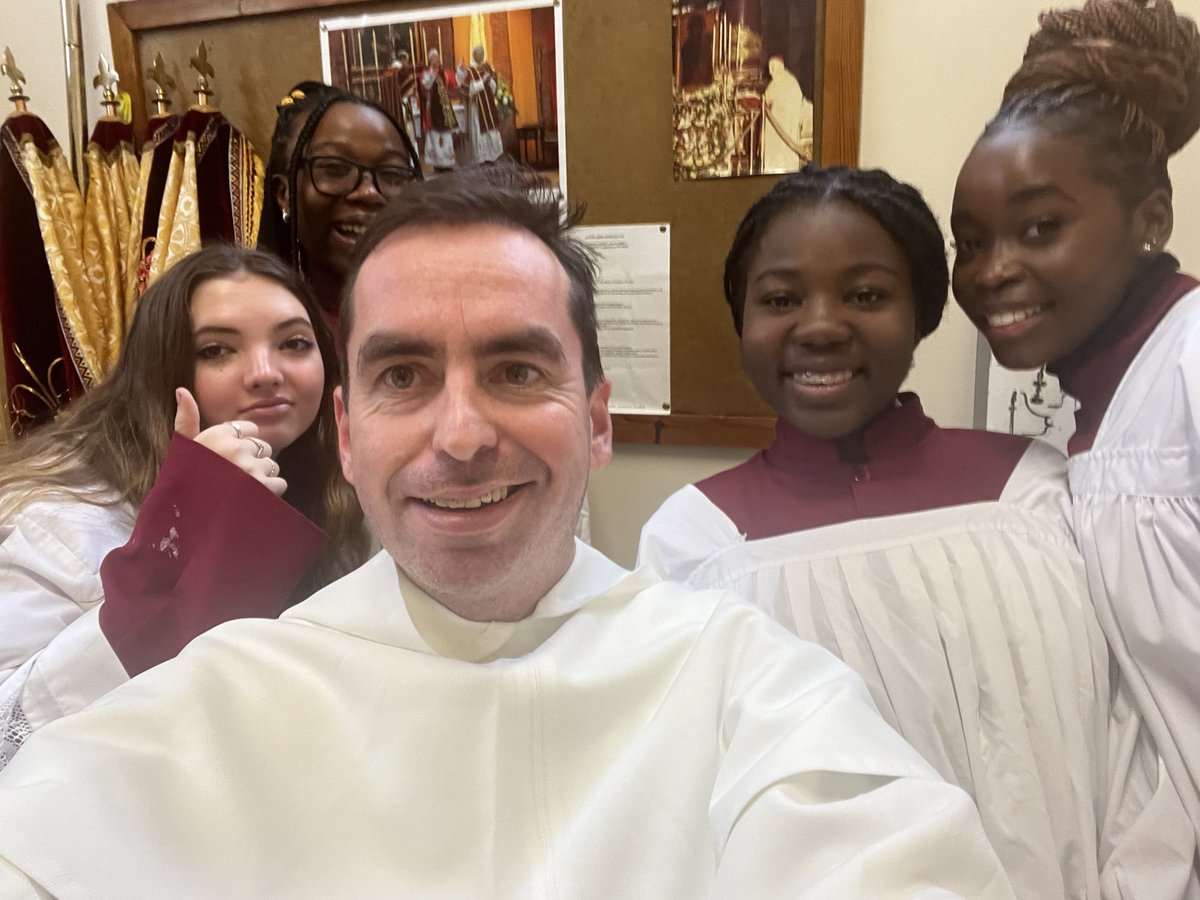 Oratorychaplain's tweet image. Great sacristy team for the ⁦@OratoryWootten⁩ first house Mass