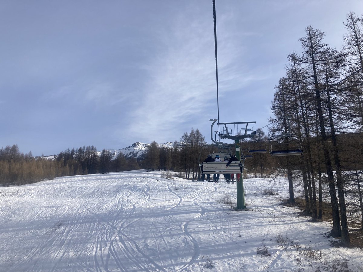 PcsAski's tweet photo. A successful first day. Lots of beginner groups already using chair lifts. Lots of smiles arriving back from ski school this afternoon 👍⛷ https://t.co/bRjqINZZLy