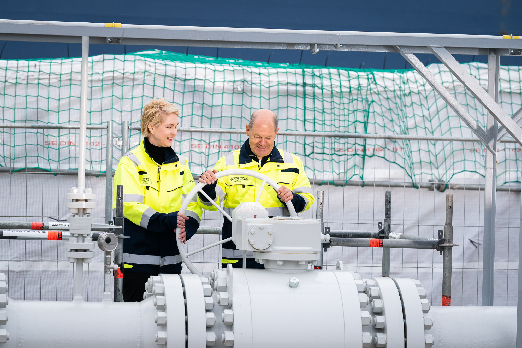 Bundeskanzler Olaf Scholz und Ministerpräsidentin Manuela Schwesig bei der Eröffnung des LNG-Terminals in Lubmin.