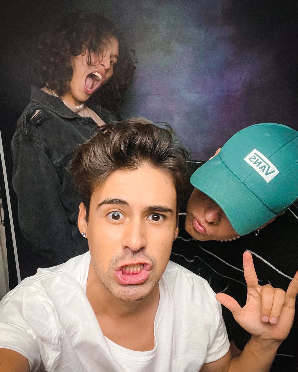 millenoficial's tweet photo. Cool kids in tha house 🪐 https://t.co/9IybglVb0e