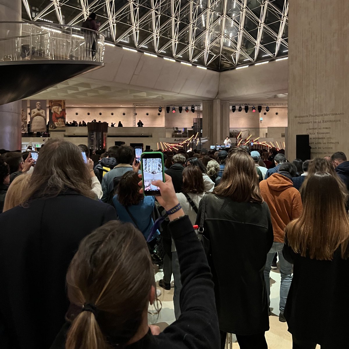 Last night, as part of #LaNuitDesChoses (<a href="/MuseeLouvre/">Musée du Louvre</a>’s festive nocturne), former NG and BM director Neil MacGregor made a portrait of the museum in 10 lost items. He did so in the locker room and it was simply brilliant. With <a href="/thylacine_music/">Thylacine</a> for conclusion.