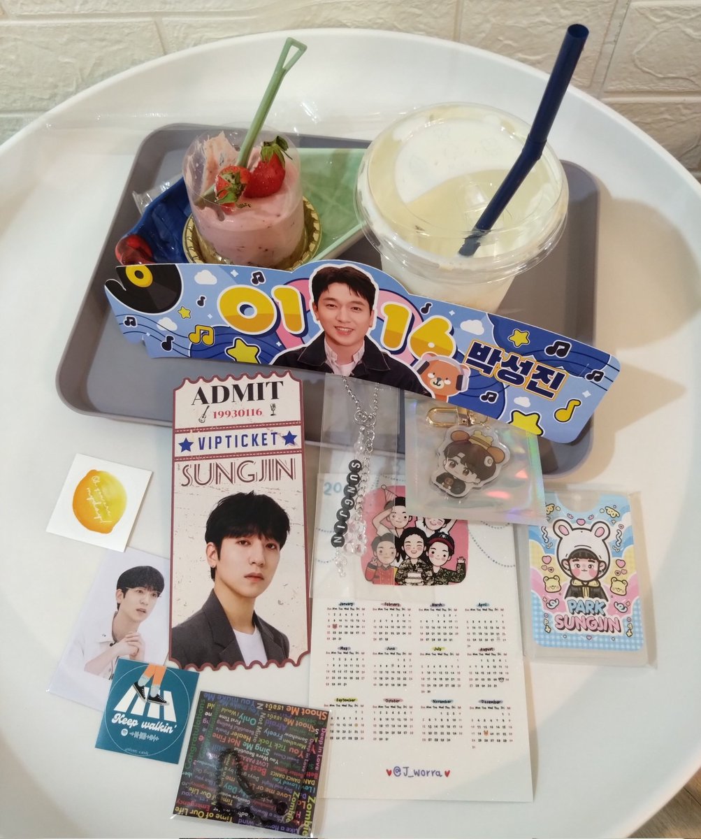EVEKK35's tweet photo. คาเฟ่วันเกิดพี่ซองจิน กับสี่แสบฮ้ะ  ไปแบบตัวโล่งๆเลอ  ขอบคุณสำหรับ gift away น่ารักๆ นะคะ
#HappySungJinDay
#Sungtation
#SUNGJIN #성진 https://t.co/Q2Ub6J14XW