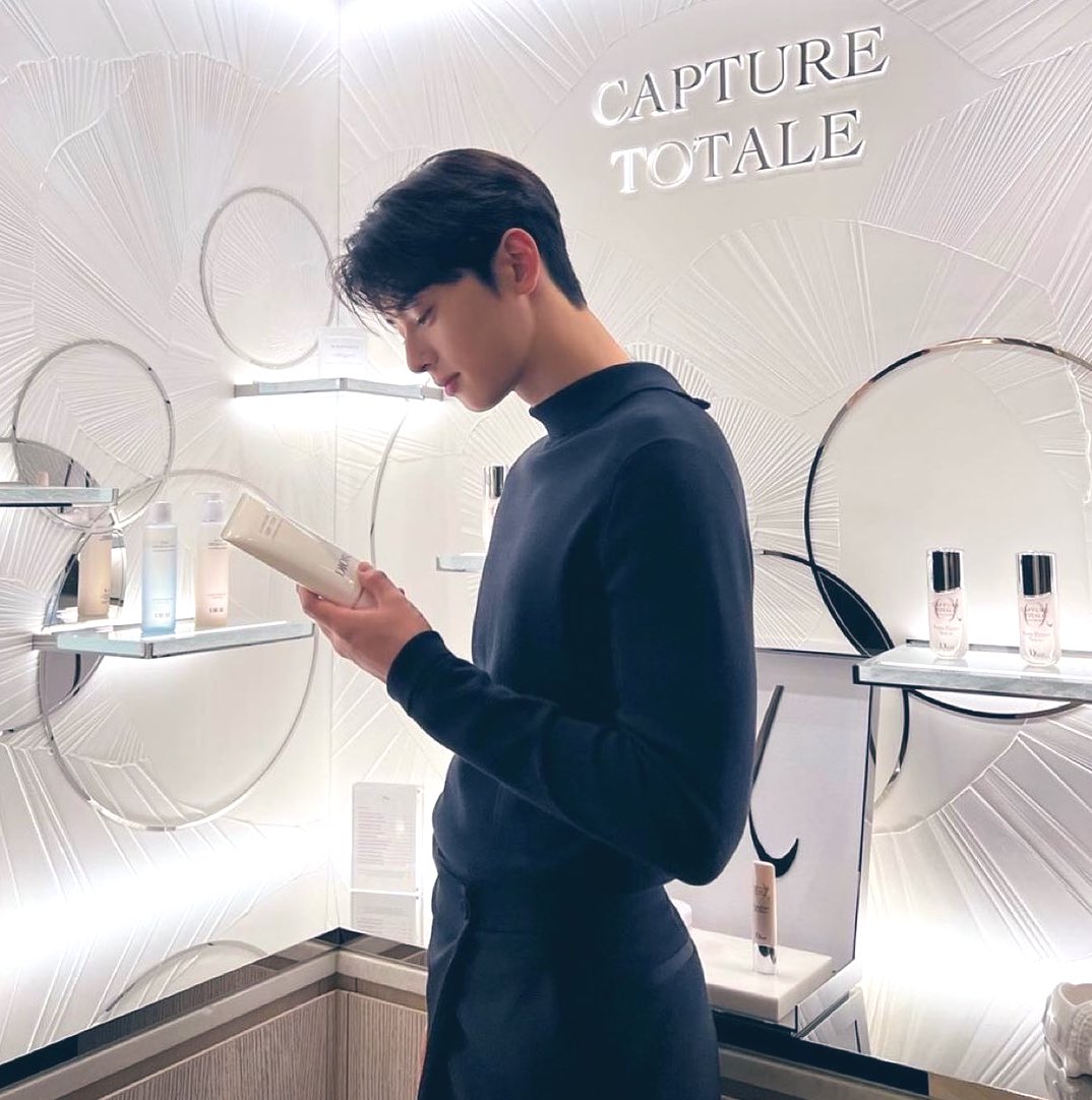 is it taken on the same day? 🤔🍑 
#Dior #DiorBeauty #DiorMen @Dior 
#CHAEUNWOO #EUNWOO #차은우