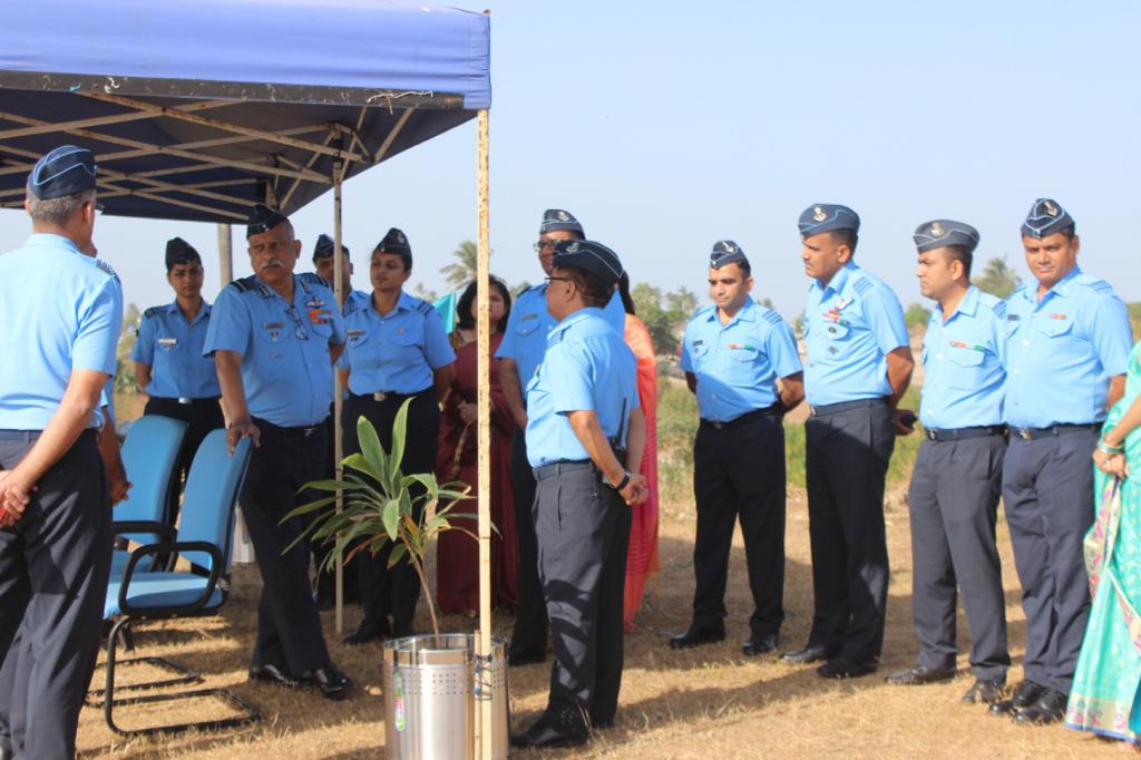SWAC_IAF's tweet photo. #AirMarshalVikramSingh #AOCinC #SWAC DrArathiSingh,President AFFWA(Regional)visited Air Force Stn MadhIsland on 13Jan.He assessed readiness of Station for operations. He stressed on important role of base in Air Defence. He commended personnel for their sense of duty & enthusiasm https://t.co/lrPnHE3PZl