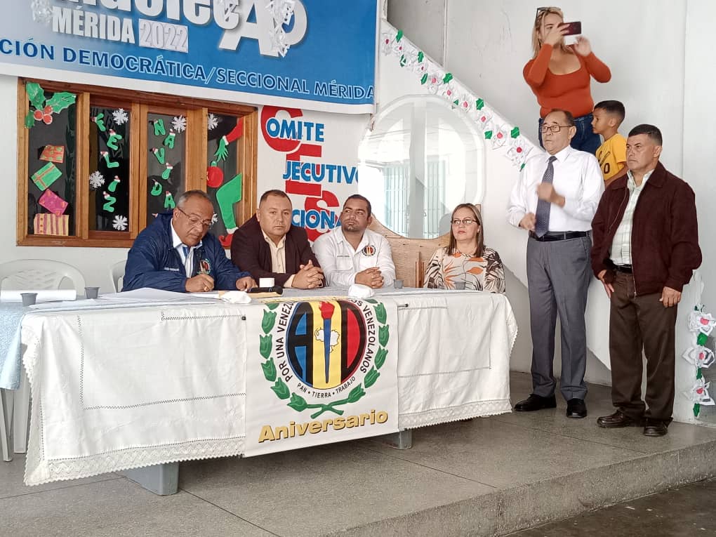 caenpeco's tweet photo. #14Enero A los #Docentes en su día. Presentes en la casa de #AD #Mérida, dónde las autoridades hacen un reconocimiento a  quienes con mucho esfuerzo salen día a día, a reconstruir el país que todos anhelamos. Pronto Volveremos a Vivir Mejor, en una Vzla Libre y de los Vzlanos https://t.co/ABtzxB14RP