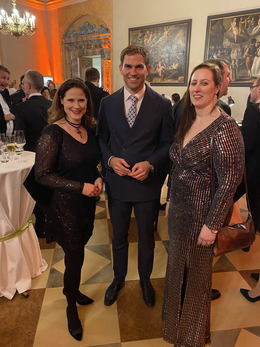 SuHoRoma's tweet photo. Neujahrsempfang des Bayerischen Ministerpräsidenten @Markus_Soeder - schee war’s, nach zwei Jahren Pandemie so viele liebe Menschen zu treffen 🙂🙃🙂
#neujahrsempfang #markussöder #residenz #treffen #austausch #scheewars #münchen #bayerischesbayern https://t.co/znYBmqkDd0