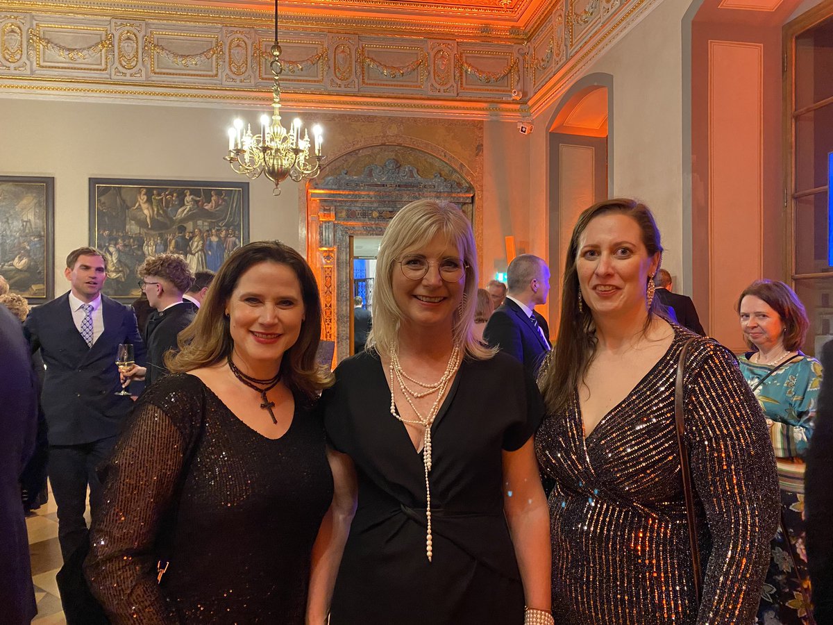 SuHoRoma's tweet photo. Neujahrsempfang des Bayerischen Ministerpräsidenten @Markus_Soeder - schee war’s, nach zwei Jahren Pandemie so viele liebe Menschen zu treffen 🙂🙃🙂
#neujahrsempfang #markussöder #residenz #treffen #austausch #scheewars #münchen #bayerischesbayern https://t.co/znYBmqkDd0