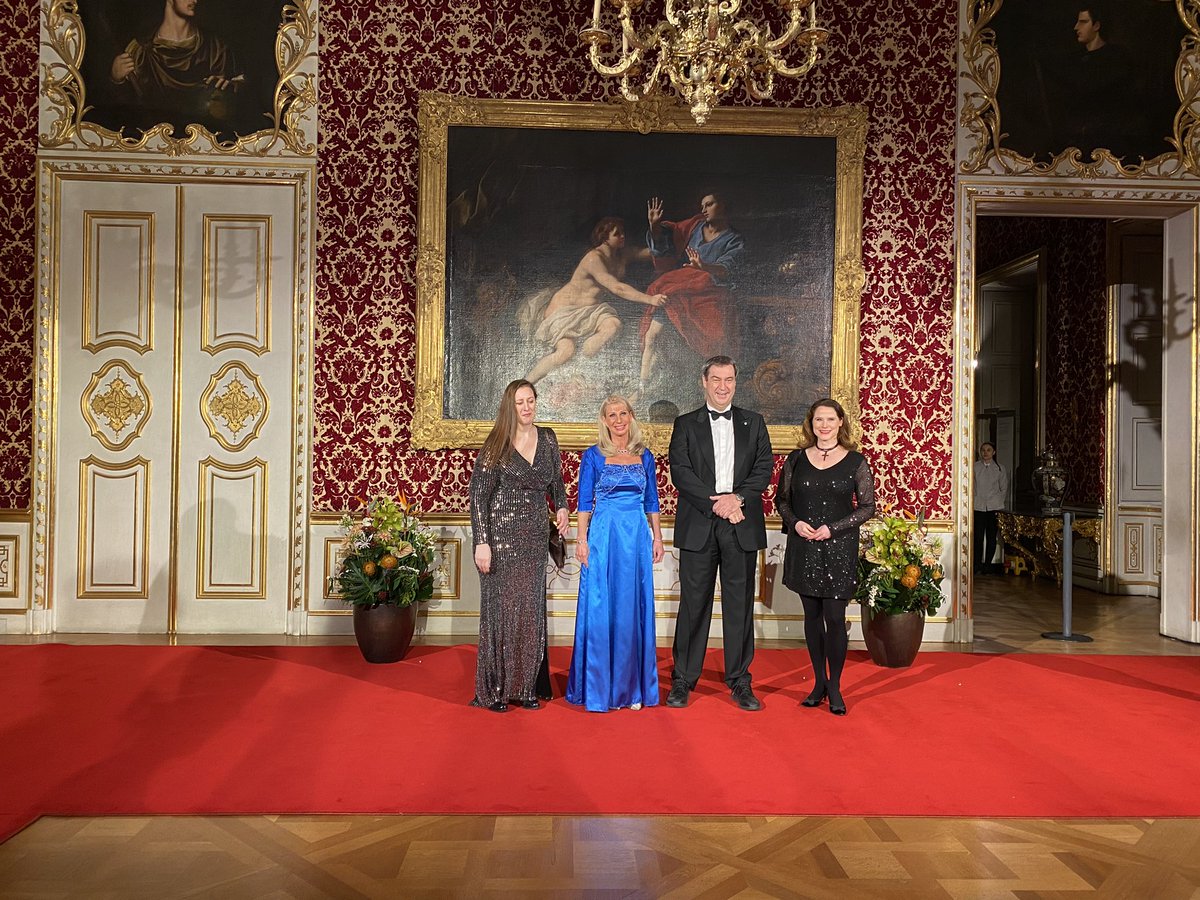 SuHoRoma's tweet photo. Neujahrsempfang des Bayerischen Ministerpräsidenten @Markus_Soeder - schee war’s, nach zwei Jahren Pandemie so viele liebe Menschen zu treffen 🙂🙃🙂
#neujahrsempfang #markussöder #residenz #treffen #austausch #scheewars #münchen #bayerischesbayern https://t.co/znYBmqkDd0