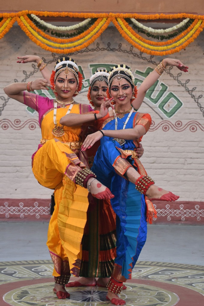 eenadulivenews's tweet image. శిల్పారామంలో సంక్రాంతి వేడుకలు
మ‌రిన్ని చిత్రాల కోసం క్లిక్ చేయండి bit.ly/3WfVoWy
#Shilparamam #sankranti2023 #Photogallery #Telugunews