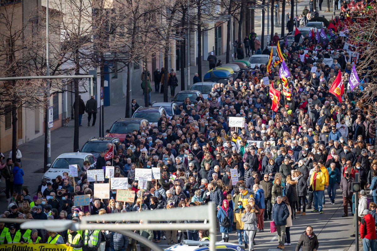jordi_ballart's tweet photo. Avui ens hem manifestat per la SANITAT PÚBLICA pels carrers de #Terrassa exigint: 

➖ menys llistes d'espera.  
🩺 recuperació d'especialitats.
2️⃣5️⃣% del pressupost de Salut per atenció primària.
👩🏽‍⚕️🧑🏻‍⚕️ la millora de les condicions laborals.
🏥 construcció del CUAP pendent. https://t.co/XnRwyuml0W
