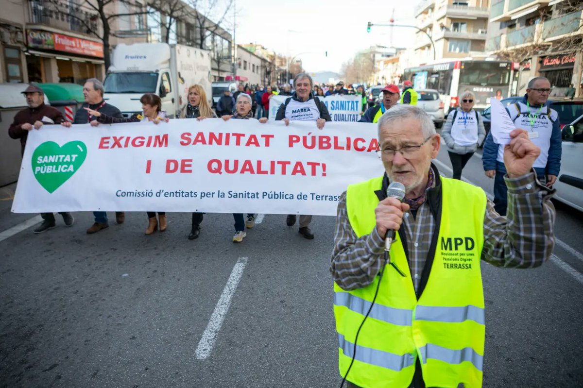 jordi_ballart's tweet photo. Avui ens hem manifestat per la SANITAT PÚBLICA pels carrers de #Terrassa exigint: 

➖ menys llistes d'espera.  
🩺 recuperació d'especialitats.
2️⃣5️⃣% del pressupost de Salut per atenció primària.
👩🏽‍⚕️🧑🏻‍⚕️ la millora de les condicions laborals.
🏥 construcció del CUAP pendent. https://t.co/XnRwyuml0W