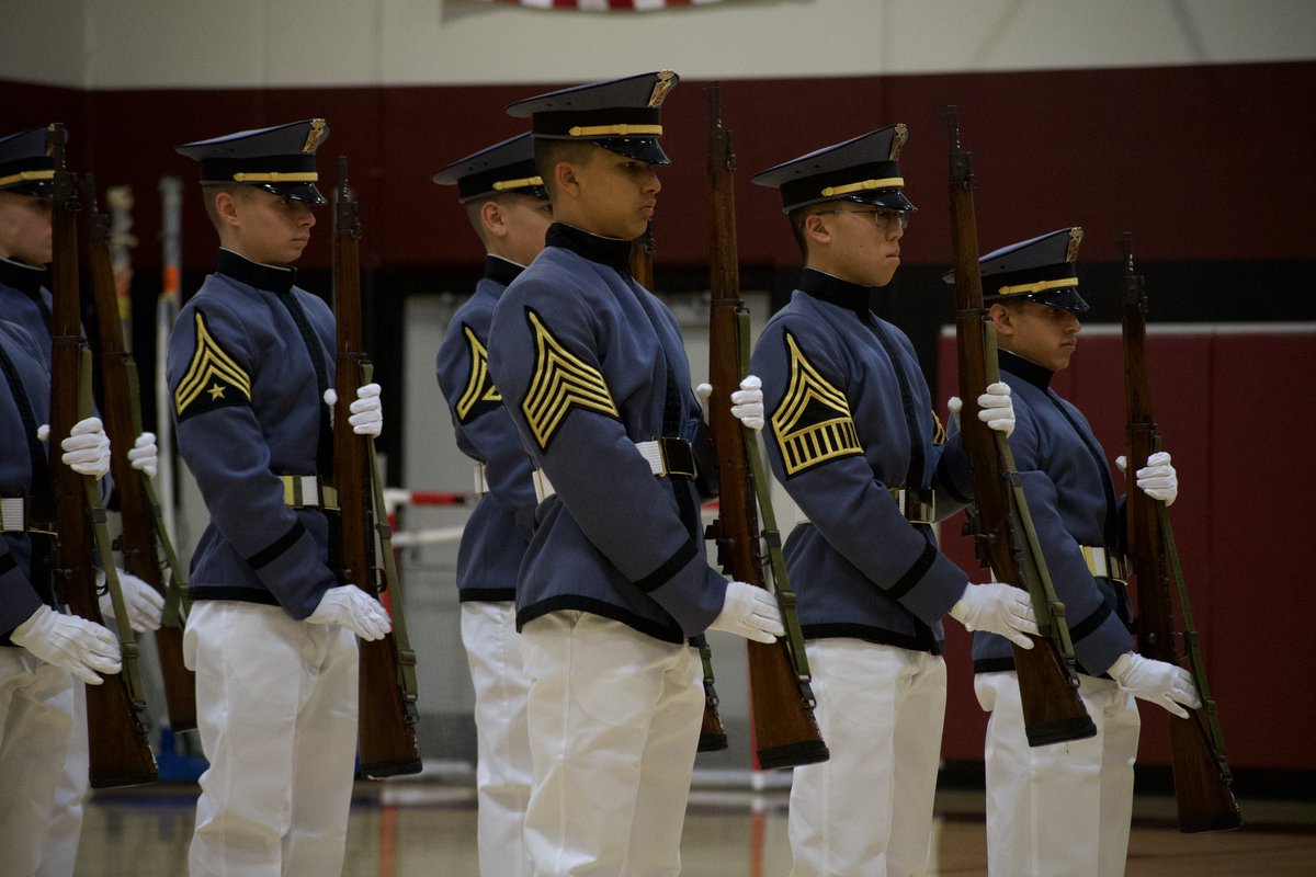 DeanDavison_KC's tweet photo. Rising and Shining with the @MOmilitaryacad Fusileers. #drillmeet #JROTC #MMAproud https://t.co/Mk9LcOtFLk