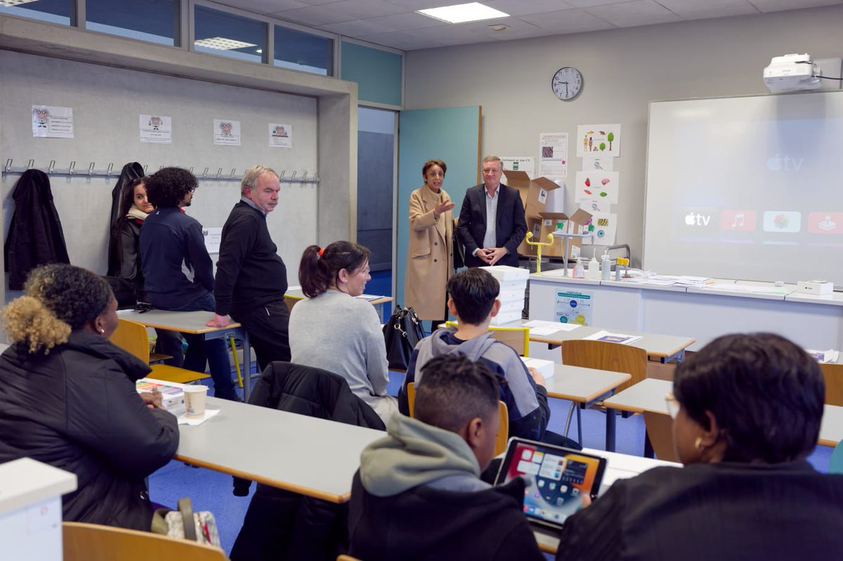 #Alsace avec <a href="/LePhilippeMeyer/">Philippe Meyer</a> Remise officielle de tablettes iPad aux élèves du collège de Bourtzwiller à #Mulhouse 260 tablettes pour un coût de 250000 € dont 60 tablettes pour les enseignants <a href="/F_Bierry/">Frédéric BIERRY</a> <a href="/nicolas_matt/">Nicolas Matt</a>