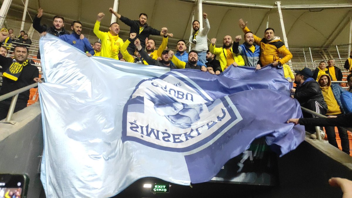 habertribuncom's tweet photo. Ankaragücü taraftarları, Şimşekler grubunun pankartını ele geçirdi.

#Ankaragücü https://t.co/vejQg3l95I
