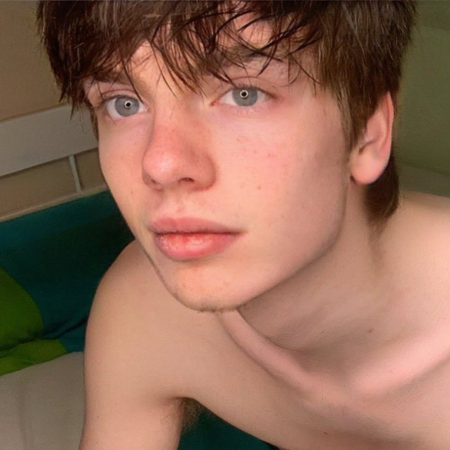 dertwink's tweet photo. rt if u wanna join me in my bed😌♥️ https://t.co/HXkyquX5KN