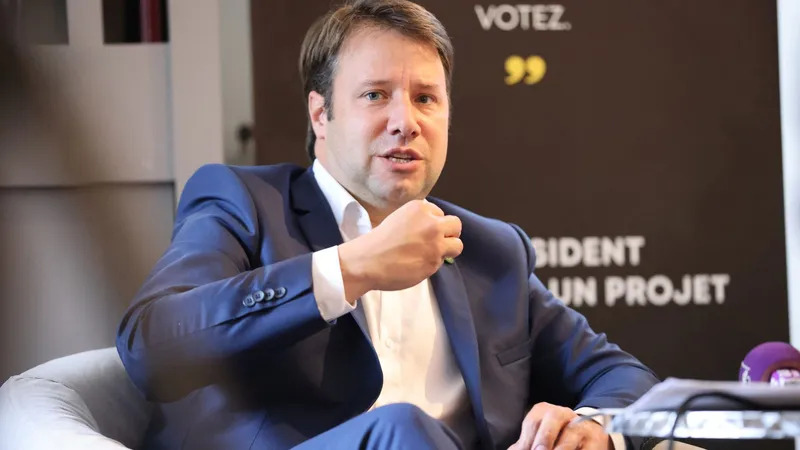 "Nous avons des extrémistes, des nationalistes qui profitent de l’occasion pour injecter le venin de la peur de l’autre". <a href="/LoigCG/">Loïg Chesnais-Girard</a> apporte son soutien au maire de Callac, qui a du annuler son projet d'accueil des migrants.
bit.ly/3GKkerM