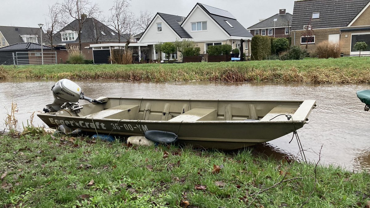 De waterstand in de Alblasserwaard is hoog, net zoals aangesloten wateren De Giessen en de Doetse Vliet. Het water steeg zo snel dat de boten opnieuw afgemeerd moeten worden, omdat ze zichzelf anders onder water trekken!
<a href="/janvissersweer/">JAN VISSER</a> 
<a href="/EdAldus/">Ed Aldus</a>