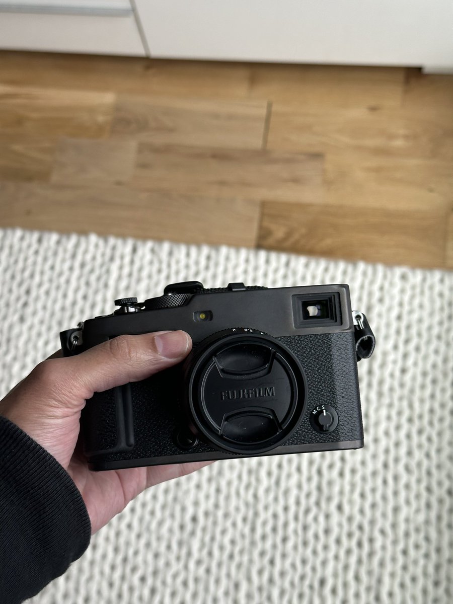 pastiche_co's tweet photo. the camera       🤝🏽       the photos https://t.co/kGdeqmDyMt