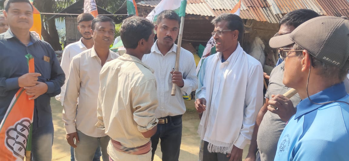 INCTripura's tweet photo. আমরা শুনবো আপনাদের কথা !
আমরা আছি আপনাদের পাশে ।

৫১ নং ফটিকরায় বিধানসভাতে জাতীয় কংগ্রেস দলের ঘরে ঘরে জনসম্পর্ক অভিযান চলছে।

#Congress 
#TripuraCongress 
#CongressIn2023
#MissionElection https://t.co/ht4MAYNT9P