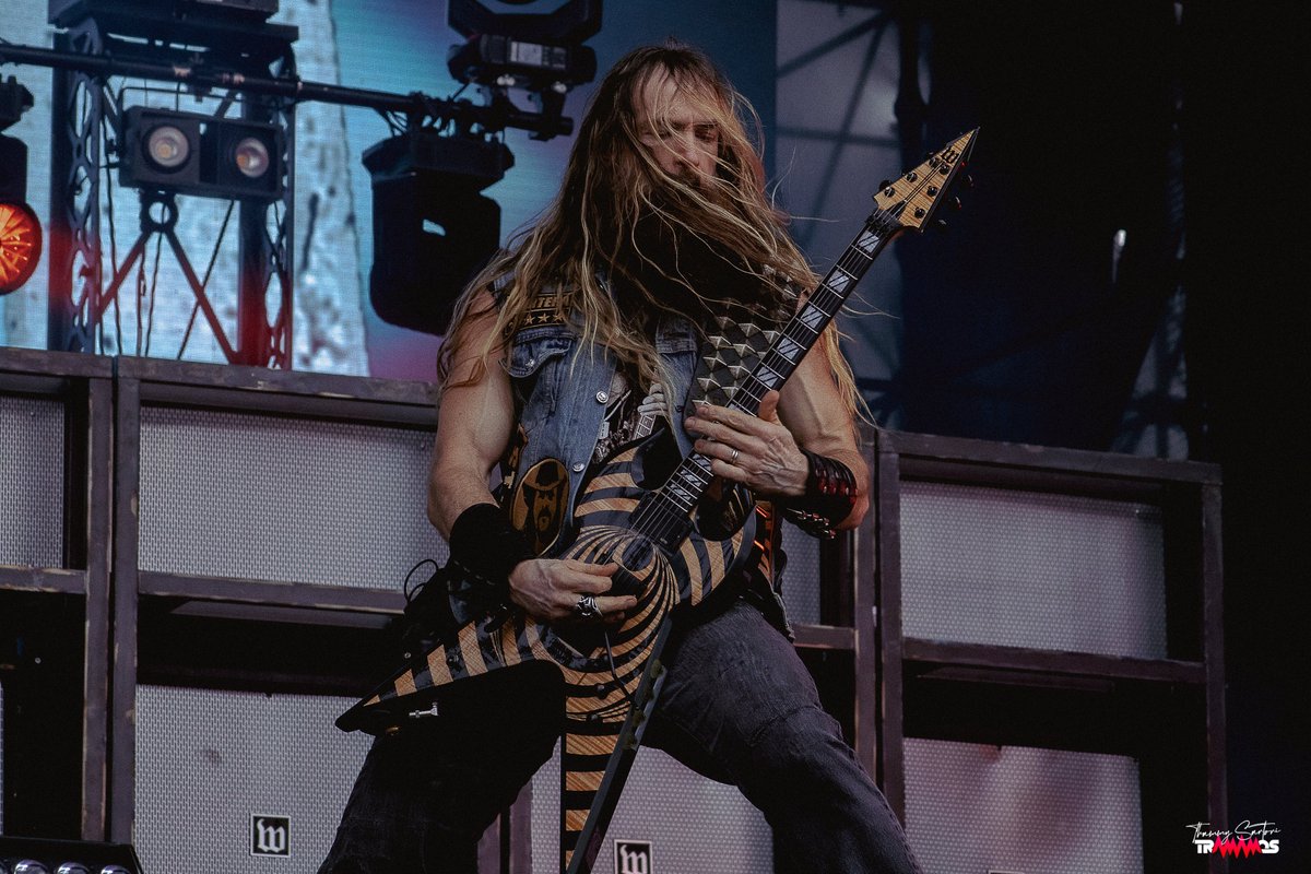 Tramamos's tweet photo. 🥳🎈 Zakk Wylde completa hoje 56 anos!
O guitarrista passou recentemente no Brasil com o #Pantera no #Knotfest.
Zakk também é integrante do #BlackLabelSociety, #GenerationAxe, mas foi como membro da banda do #OzzyOsbourne que ele ficou mais conhecido.
Parabéns #ZakkWylde 🎉 https://t.co/MdMBShTqKy