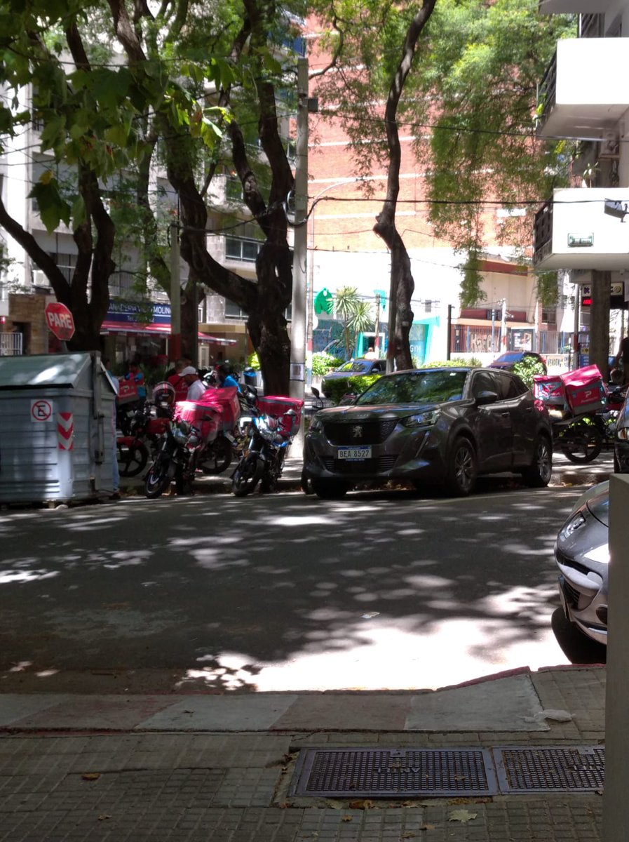 marcezales's tweet photo. @matiantia 

Esto pasa a diario en la esq de Scoseria y Ellauri. 20 motos de @pedidosya estacionadas en la vereda y con la música a todo lo que da. Impidiendo que los peatones circulen libremente por la vereda. Los ruidos molestos insoportables. Pedimos soluciones ya. https://t.co/PubHzzIlGI