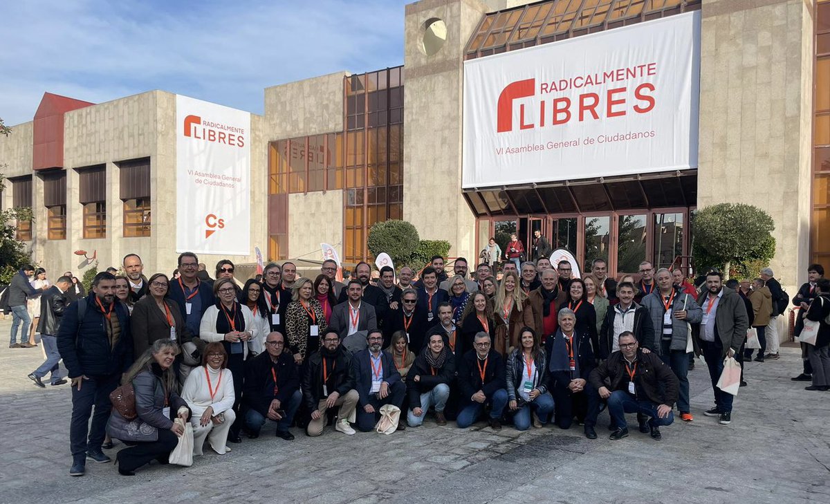 TereOrtizLopez's tweet photo. Con los compañeros de Comunidad Valenciana en la VI Asamblea de @ciudadanos @CsCValenciana #radicalmentelibres https://t.co/Mjl5cw1RQU