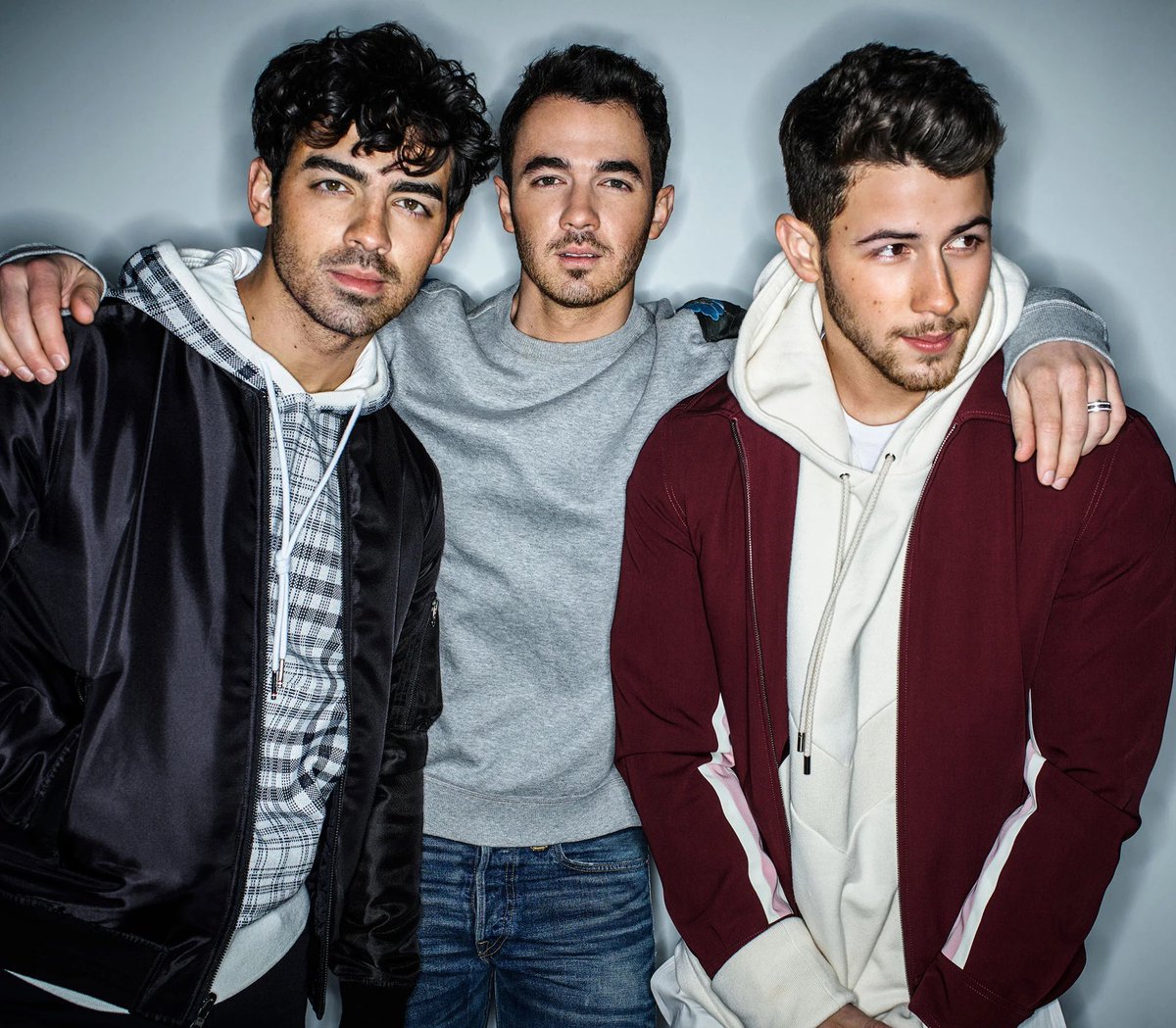 PopCrave's tweet photo. Nick Jonas tells Kelly Clarkson that @JonasBrothers’ new album is “done” and that they will be touring “later this year.” https://t.co/LQYBofnrmA