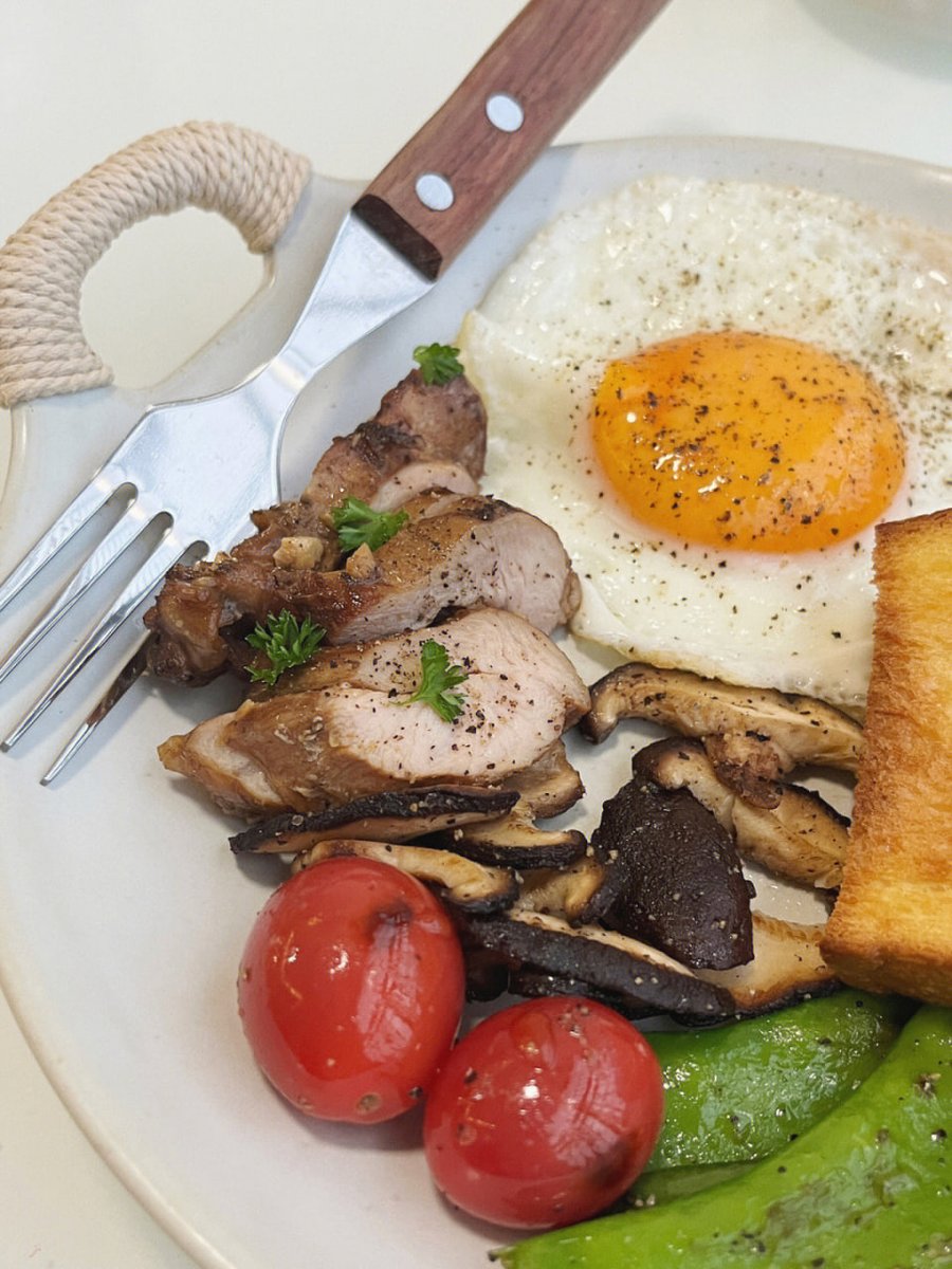 rufaidahgu's tweet photo. toasted bread, fried chicken thighs, fried vegetables, American coffee #making breakfast is a habit https://t.co/XvLrWVtlYN