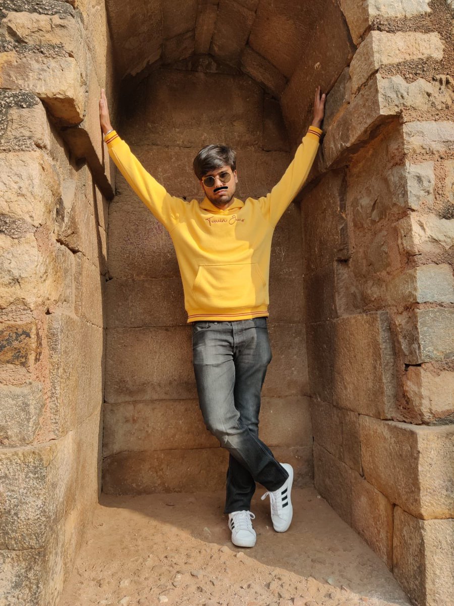 siddhdt's tweet photo. POV - Indian uncles in monuments.

#indianuncles #relatable #qutubminar #pov #PoseOfTheDay #india #Delhi https://t.co/5TgtOfP08Y