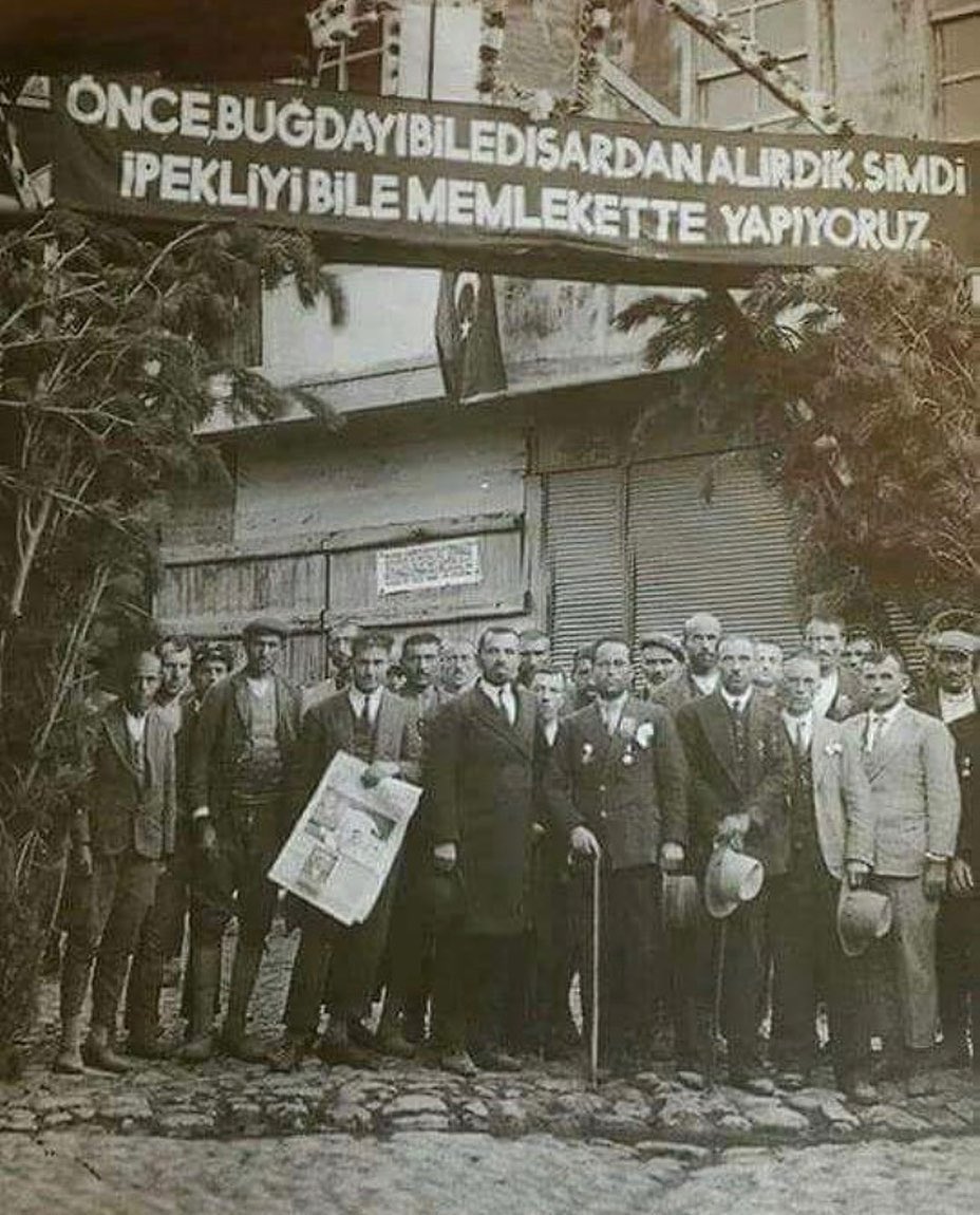 TarihteOan's tweet photo. 1930’lar:

“Önce buğdayı bile dışarıdan alırdık. Şimdi ipekliyi bile memlekette yapıyoruz.” https://t.co/u1x0ml6rgW