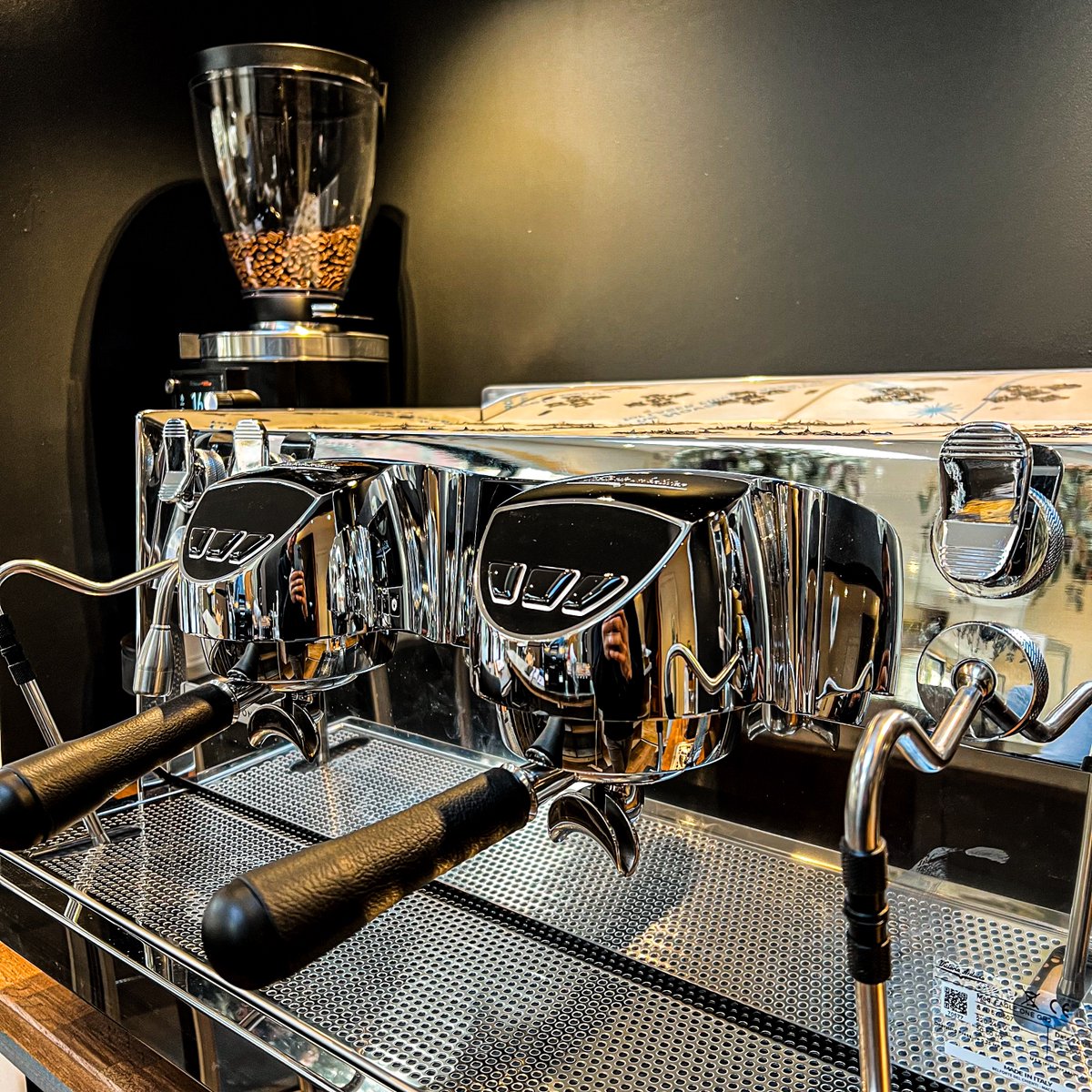CarvetiiCoffee's tweet photo. New kit that we installed this week @mathildesgrasmere ! The beautiful @victoriaarduino_uk Eagle One espresso machine and the grinder is @mahlkonig E65S Grind by Weight 👌
#carvetii #carvetiicoffee #carvetiicoffeeroasters #coffee #victoriaarduino #mahlkonig #fromthemountains https://t.co/nnHXOKSO7W