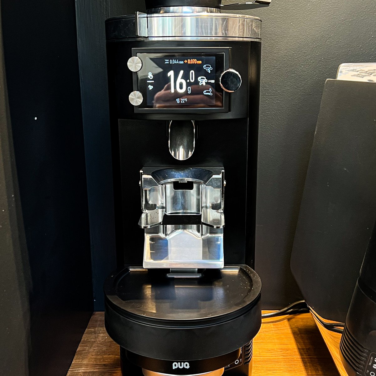 CarvetiiCoffee's tweet photo. New kit that we installed this week @mathildesgrasmere ! The beautiful @victoriaarduino_uk Eagle One espresso machine and the grinder is @mahlkonig E65S Grind by Weight 👌
#carvetii #carvetiicoffee #carvetiicoffeeroasters #coffee #victoriaarduino #mahlkonig #fromthemountains https://t.co/nnHXOKSO7W
