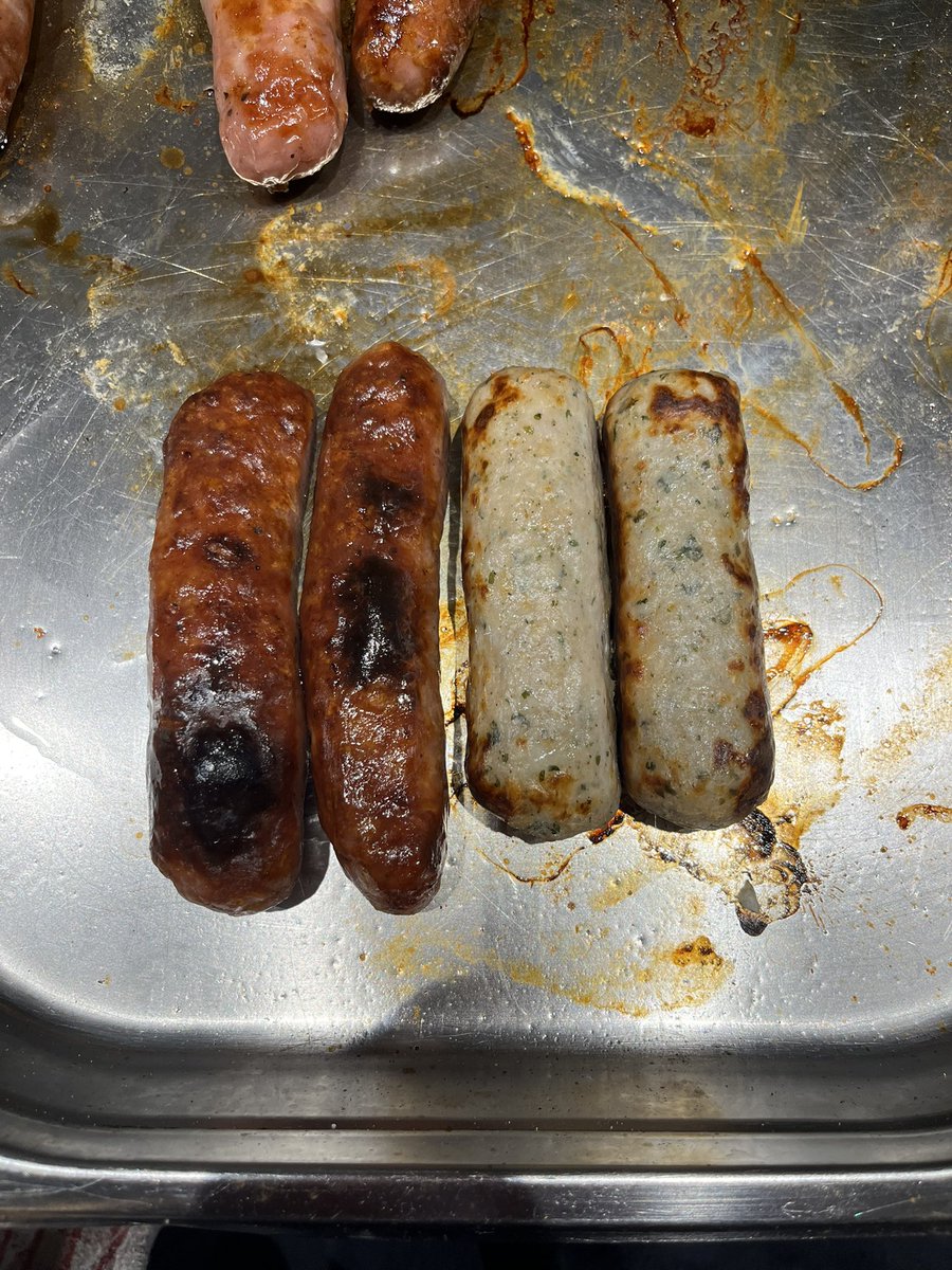 Lukepayne92's tweet photo. On the left, proper butchers sausages, high meat content, no nasties, beautiful caramel colour, rendered fat. On the right, supermarket version. Loads of rusk, stabilisers, preservatives. Support your local butchers. Eat less, but better meat. Stop filling our bodies with crap. https://t.co/fryISX2doE