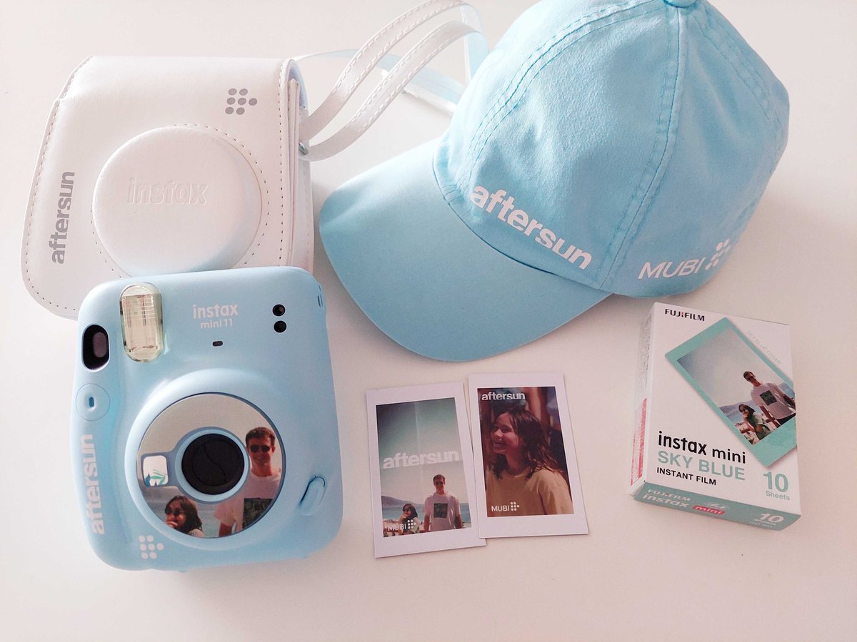 mubibrasil's tweet photo. Registre suas memórias conosco! 📸💙

Quer ganhar este kit customizado pela MUBI de AFTERSUN? É fácil!

- Tenha uma assinatura ativa na MUBI;
- Dê quote RT neste Tweet com uma foto de férias na infância;
- Siga nossa conta no Twitter.

O resultado será divulgado dia 18/01. https://t.co/XcQGDollK9