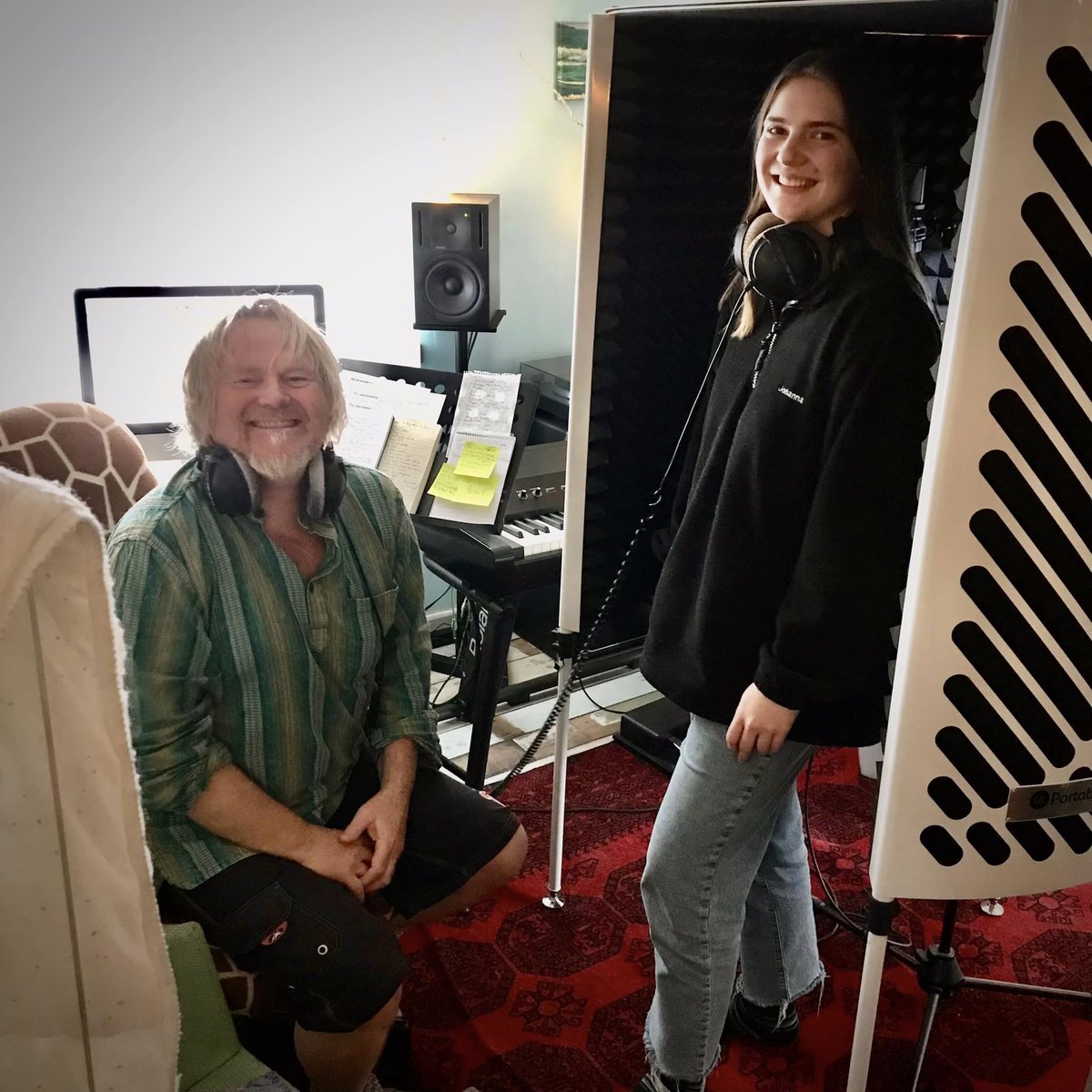 BuiltByFrance's tweet photo. 🎩Bienvenue à Johanna dans la famille #Pendragon !
Elle enregistre actuellement les chœurs pour le mini-album. Elle sera bientôt de retour pour les répétions des weekends VIP en mai.
#bienvenue #welcome #johanna #choeurs #backingvocals #newminialbum #weekendvip
📷 Rachel Barrett https://t.co/lA9l2UGT3t