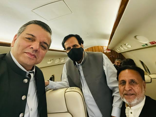 kaleemzia555's tweet photo. آخر کار ابلیس اور اس کے چیلوں کی حکومت 14000 ایس ایس ایز اور اے ای اوز اور ان کے خاندانوں کی بد دعائیں لے کر جہنم واصل ہو گئی۔
#RegulariseSSEsAEOs
@ChParvezElahi
@DrMuradPTI
@RajaBasharatLAW
@WasiqQAbbasi https://t.co/xTCN4srhbr