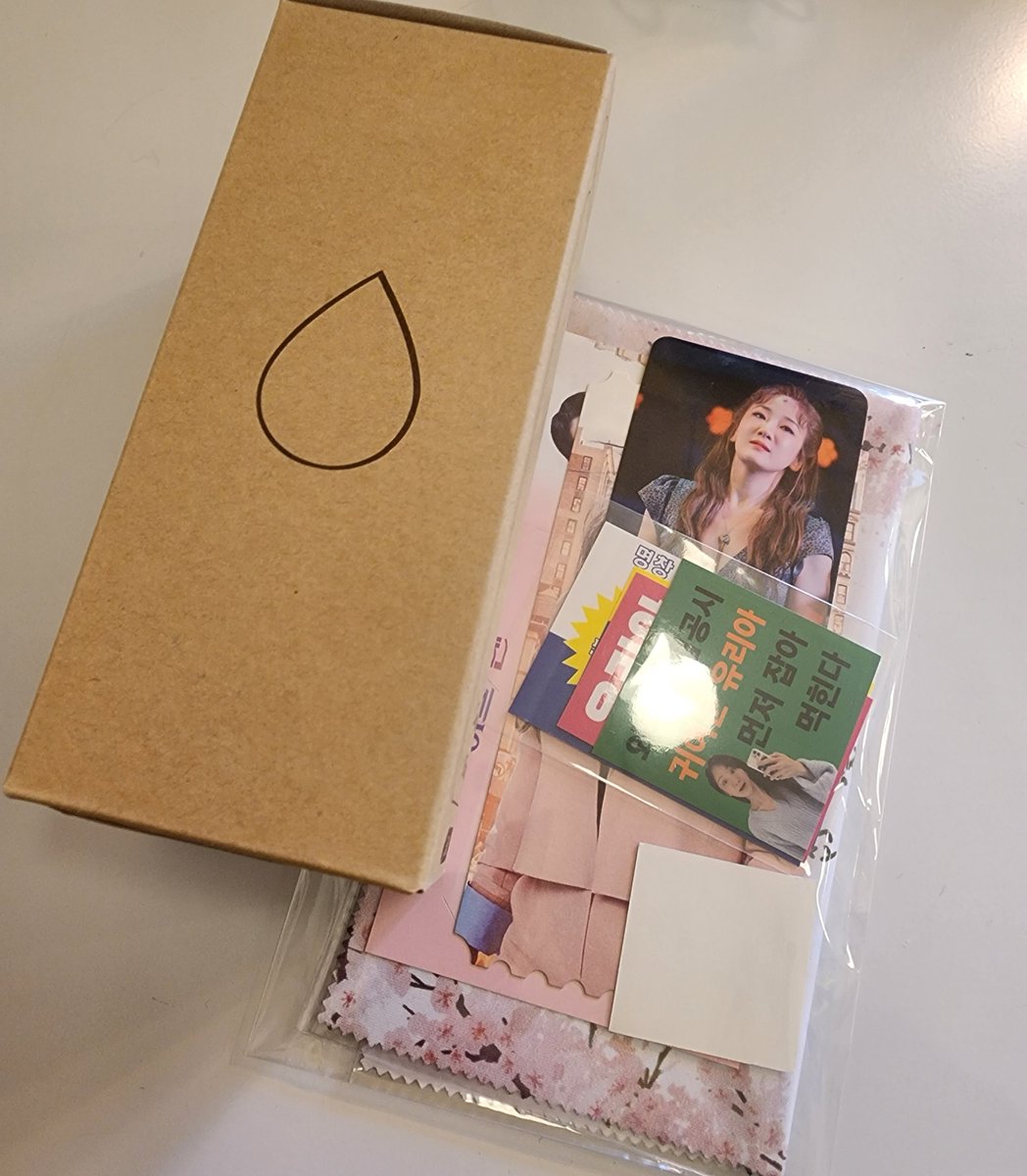 커피 마시러 우.연.히 들렀는데 누구 데뷔 기념일이었나보네요? 아마 유리아라는 뮤지컬 배우 같은데 축하드립니다. 카페가 예뻤습니다. 
어쩌다보니 이프덴도 보게돼서 특전 잘 간직하겠습니다! 축하드려요!! 
#언제라도_어디라도_사랑하자_유리아
#헤이헤이_유리아_서프라이즈
#Always_With_YUR14