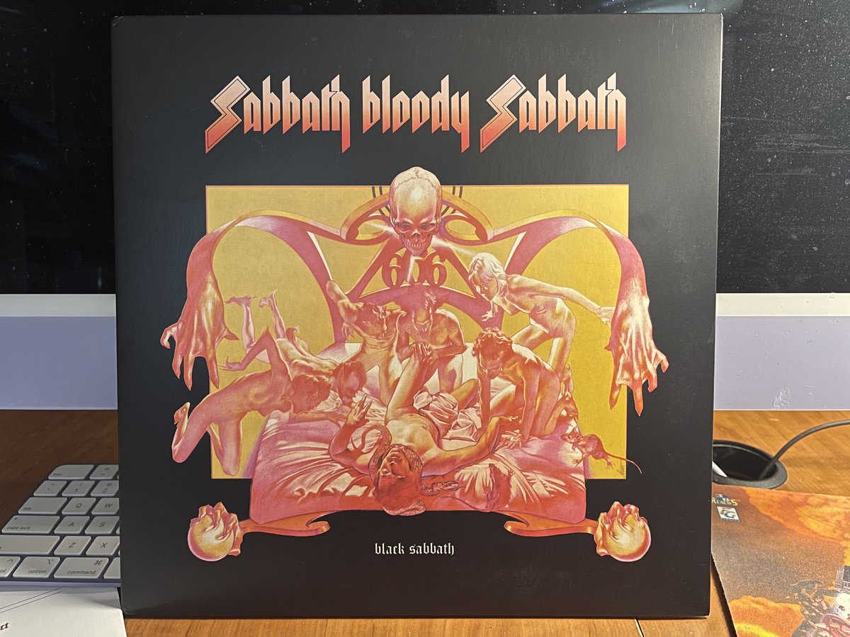 sabbathfans's tweet photo. #WeekendVinyl 10 - Sabbath Bloody Sabbath by @BlackSabbath #bogblastallofyou 1/2

This is a 2021 release of the 2015 version from the 10 year war box set released on its own. Love the splatter pattern. I know the album of course, but had forgotten just how good this album is. https://t.co/UbXr2cg29N