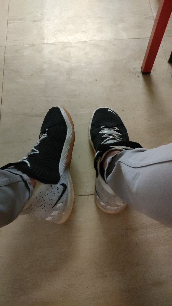 DaddyAirDee's tweet photo. @Sneakerologue Lebron 18 B/W 🏀 https://t.co/WqlXpE36tx