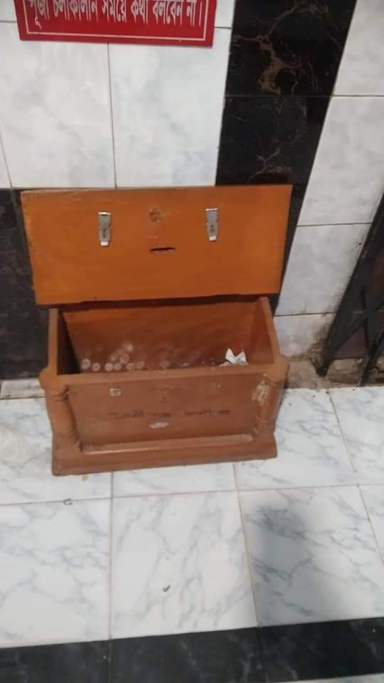 Miscreants broke the temple gate at around 1 - 1:30 am, looted the swarnalankar, Her crown & all the valuables from the 700 y/o temple. The Devi here is very active. Everyday temples & Hindus are attacked..'small incident' as per India.
#savebangladeshihindus
#HindusUnderAttack