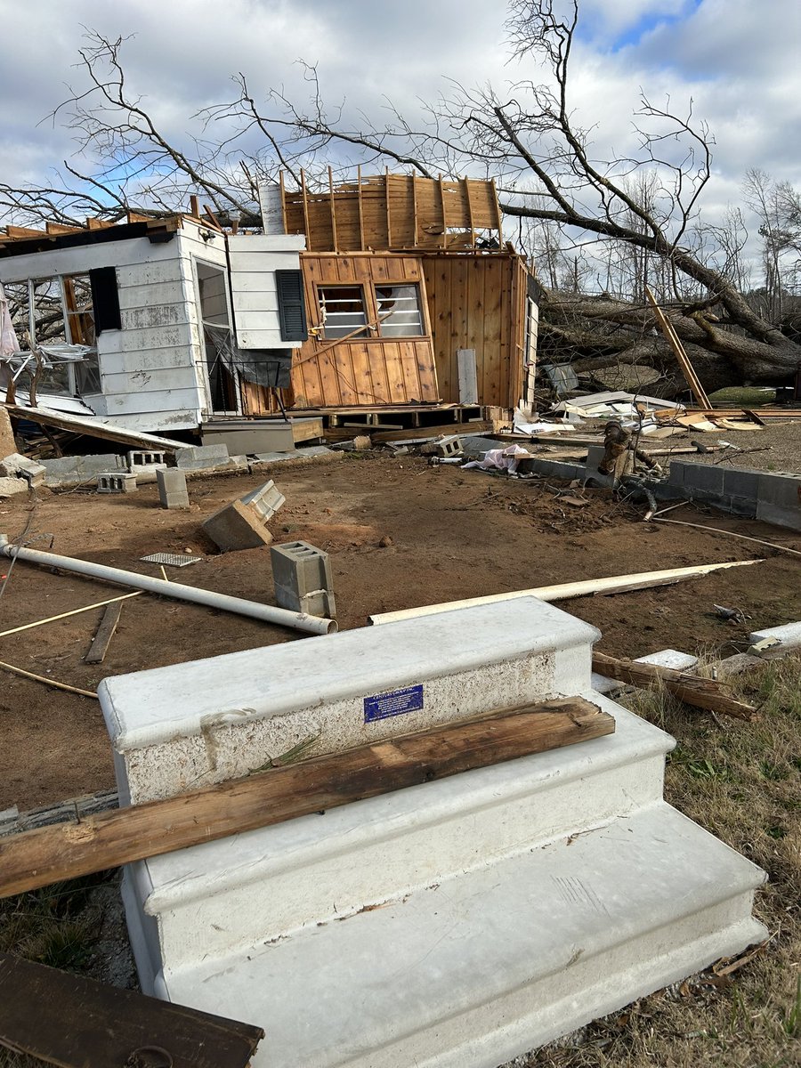 aubieisausome's tweet photo. We have spent the morning trying to connect with those needing assistance who called the help number. So far, either no one was available or the damage was beyond our skill set. One tornado path through the countryside, normal either side. Scary. #disasterrelief #sharingChrist https://t.co/DECPkIZ7Og