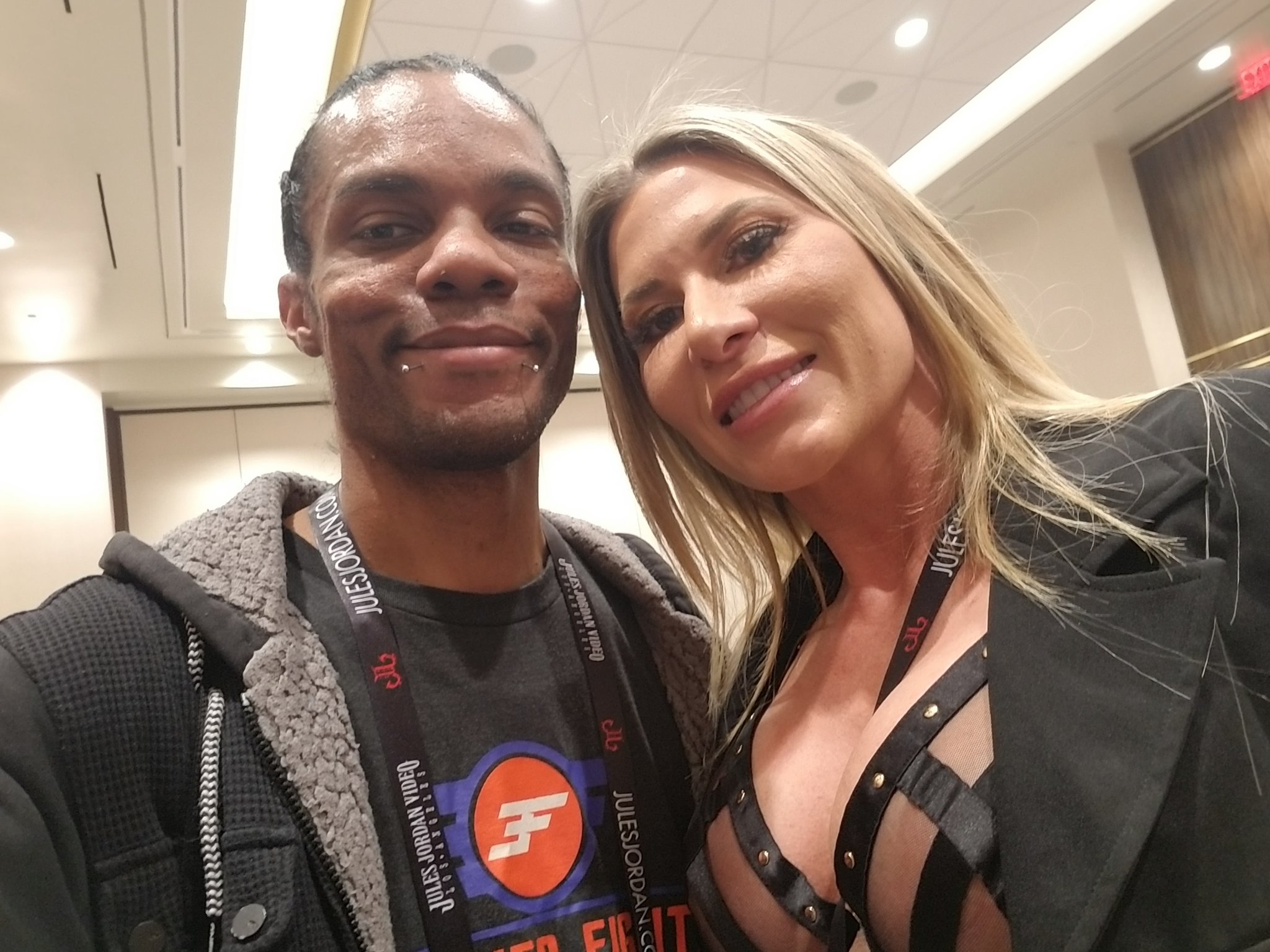 TW Pornstars - 1 pic. AJ Fresh 🎅🏿🎨🎄- XBIZ + AVN. Twitter. AJ at @AEexpo