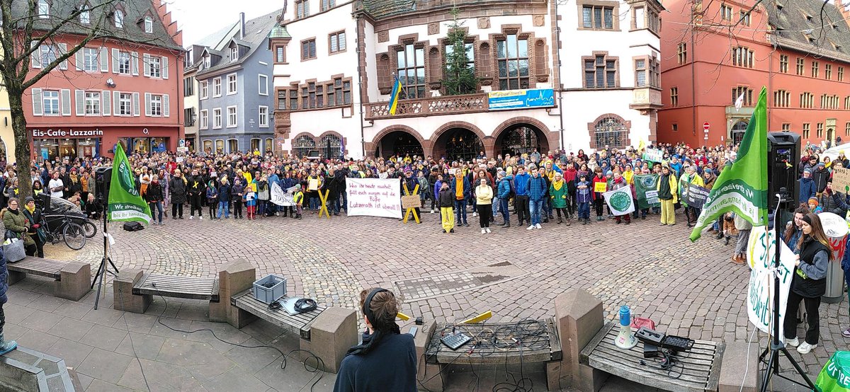 jannis_nie's tweet photo. @LuetziTicker22 Dazu kommen die Menschen die euch zeitgleich aus ganz Deutschland - und darüber hinaus - in Solidarität unterstützen. Hier ca. 500 Menschen auf der Spontandemo in Freiburg. #Luetzerathbleibt #ihrseidnichtallein https://t.co/EMUYpd0o89