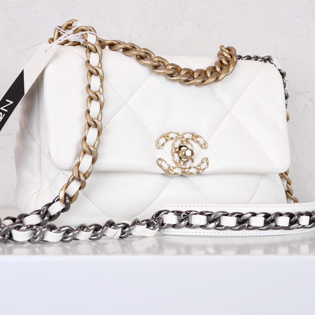 Head in the clouds ☁️☁️☁️ Tap to shop the plush and oh-so-supple Chanel 19 in white lambskin now before she’s gone!

#chanel19 #chanel19white #luxuryconsignment #luxurysecondhand #luxuryresale