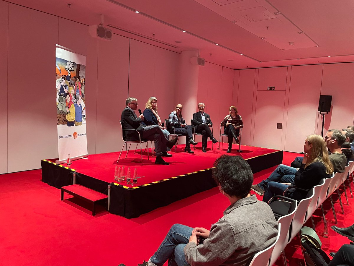 Abschluss-Panel des #tda23 zum Ukraine-Krieg und der #Zeitenwende: „Wir müssen plötzlich ein Kriegsvokabular nutzen, das wir vorher nicht kannten“, sagt <a href="/SchoenebornStef/">Stefanie Schoeneborn</a> vom ZDF-Auslandsjournal. <a href="/prasonyi/">Peter Rásonyi</a> von der <a href="/NZZ/">NZZ</a>: „Unsere meistgelesenen Stücke sind irgendwelche Artikel…